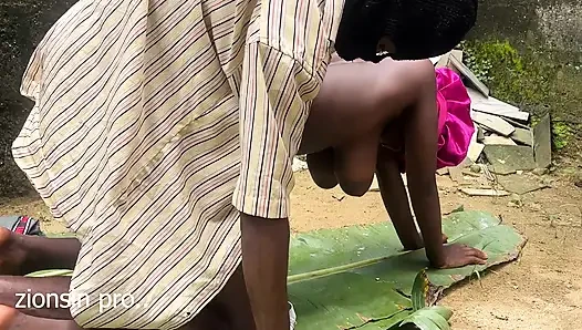 Aku sangat terangsang sehingga saya mengatur kencan bercinta halaman belakang dengan putri tiri bapak kos di halaman belakang kami. Ternyata begitu Lancar.
