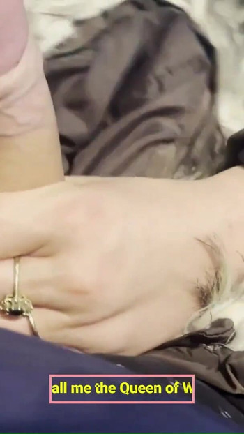 Rizično pušenje na otvorenom kraj jezera Crvena sjajna jakna fetiš 316 | Isječak 1