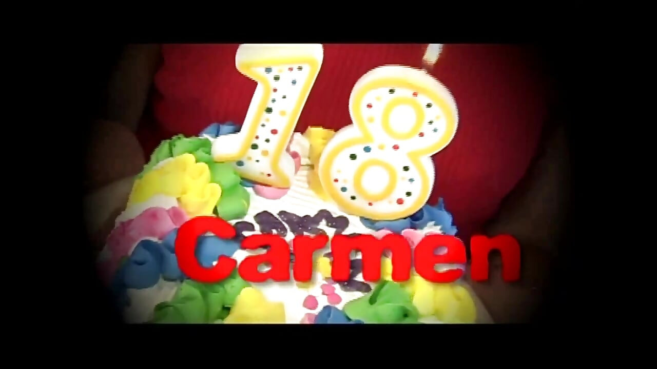 Fantastica giovane ragazza bruna succhia lo sperma di un grosso cazzo dopo una scopata