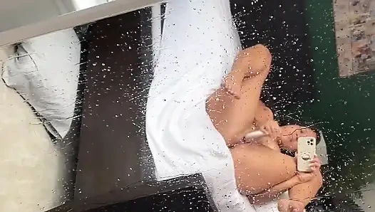 Pertama kali aku muncrat pakai mainan seks ini di toketku!!