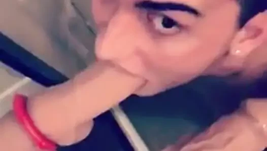 Andrew emme üzerinde bir küçük yapay penis