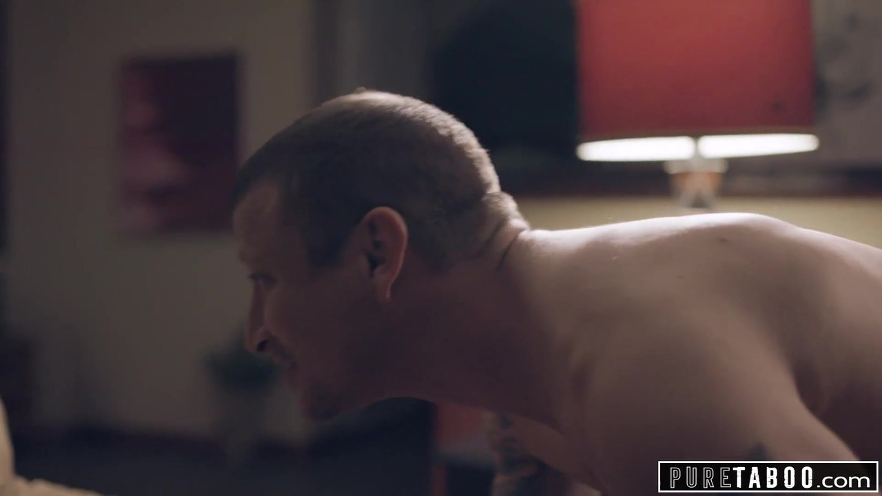 纯禁忌的继父母和继兄弟欢迎新妹妹