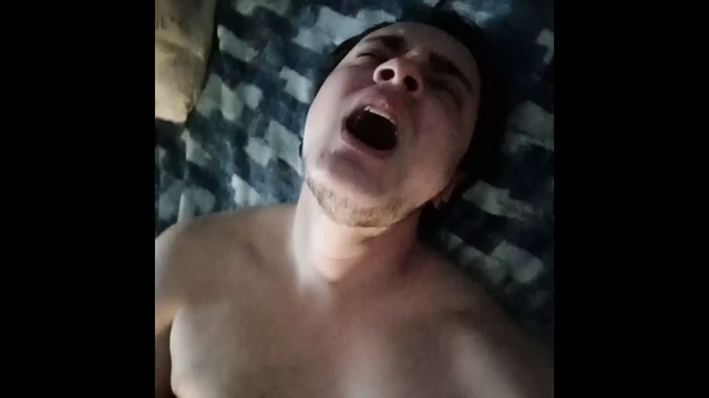 FTM стонет, трахая себя дилдо