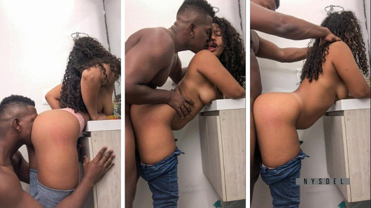 Cojo con mi novia en el baño del restaurante casi nos pillan -amateur couple- Nysdel