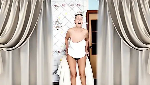 Ateşli ev hanımı Lukerya mutfakta eğleniyor.