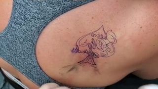 La mia amica è stata tatuata regina di picche, per ottenere il grande cazzo nero # 01