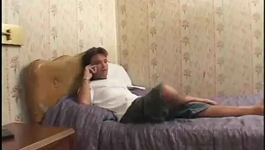 Schwarzes mädchen kommt vorbei und lässt weißen kerl ihre muschi ausfressen, nachdem sie sich strippt