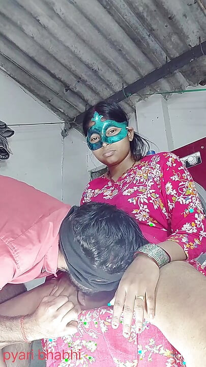 Bunda da buceta fodendo pau chupando buceta chupando peitos chupando leite do peito e sentado no pau em estilo cachorrinho e deitado em linha reta no áudio hindi