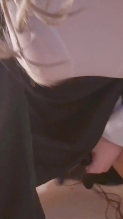 Bea tot laptele meu de dragoste după ce călărește un dildo negru uriaș. | Clip 2