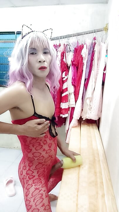 Oanh Le ข้ามเพศสวมถุงน่องลามกอนาจารเล่นกับกระป๋องเสแสร้งทําเป็น