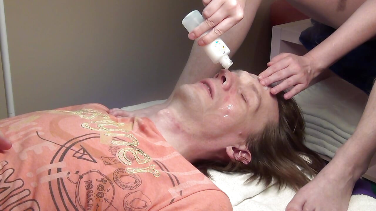 FOOT FETISH   (video - Facial massage with feet)