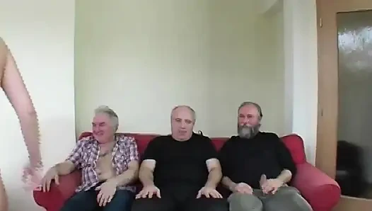 Yaşlı adam genç kızın amını yalamayı seviyor