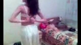 Novia paquistaní sola desnuda bailando con novio