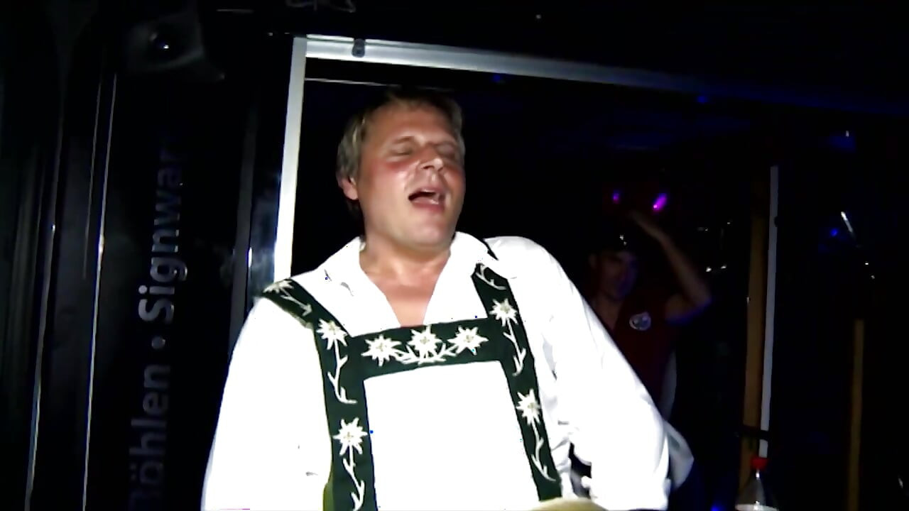 Partouze torride avec des filles sexy à la discothèque