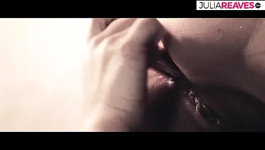 Cewek ini lagi asik mainin memeknya pakai dildo favoritnya