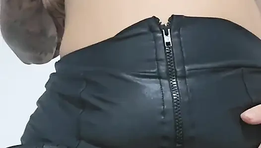 Memek berbulu cewek ini dientot habis-habisan sama kontol besar