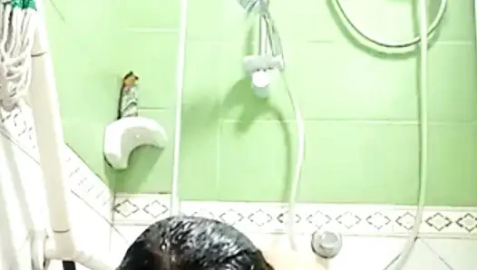 Cuma nonton pantat bahenolnya mandi pagi-pagi ini