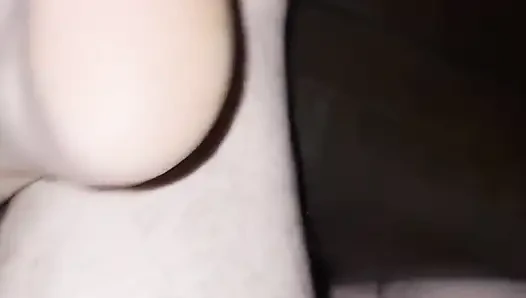 Fışkırtarak boşalıyor ve sikişmeyi seviyorum inliyor