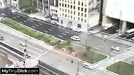 Вуайерист, крошка раздевается догола и использует на себя вибратор