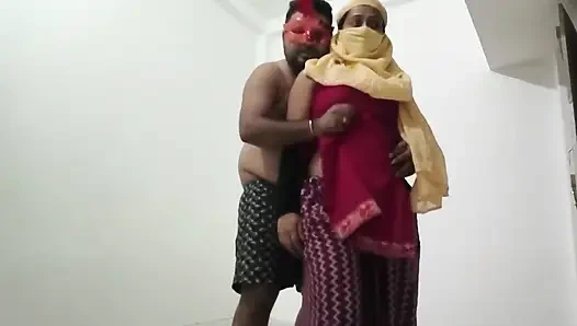 Ateşli Hintli dever yenge evde domaltarak sert seks yapıyor