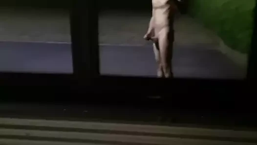 Kilitleme sırasında seks dükkanının dışında