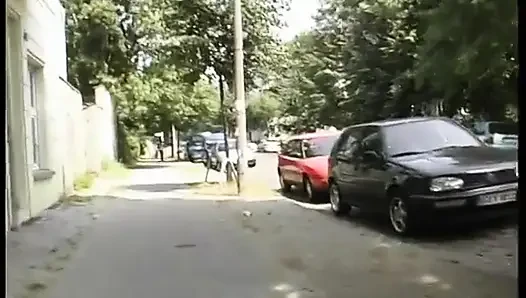 Tombul genç kız beyaz oyuncağını güneşte deliğine sokuyor