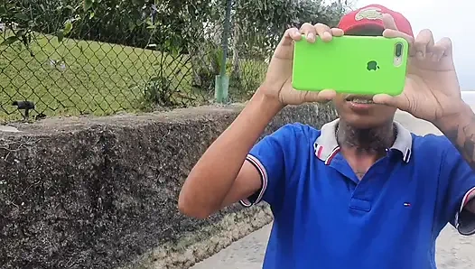 Ünlü oyuncak aktör beni ahşap kulübeye götürdü ve ahşabı ağzıma boşaltıyor