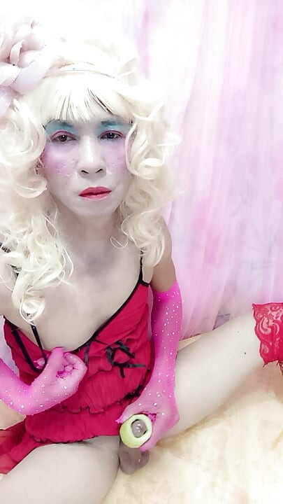 Transseksualna Le w seksownych erotycznych ubraniach szarpanie swojego kutasa pierścionkiem