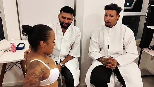 İki fizyoterapist üvey erkek kardeş cücenin yarağını yumrukladı