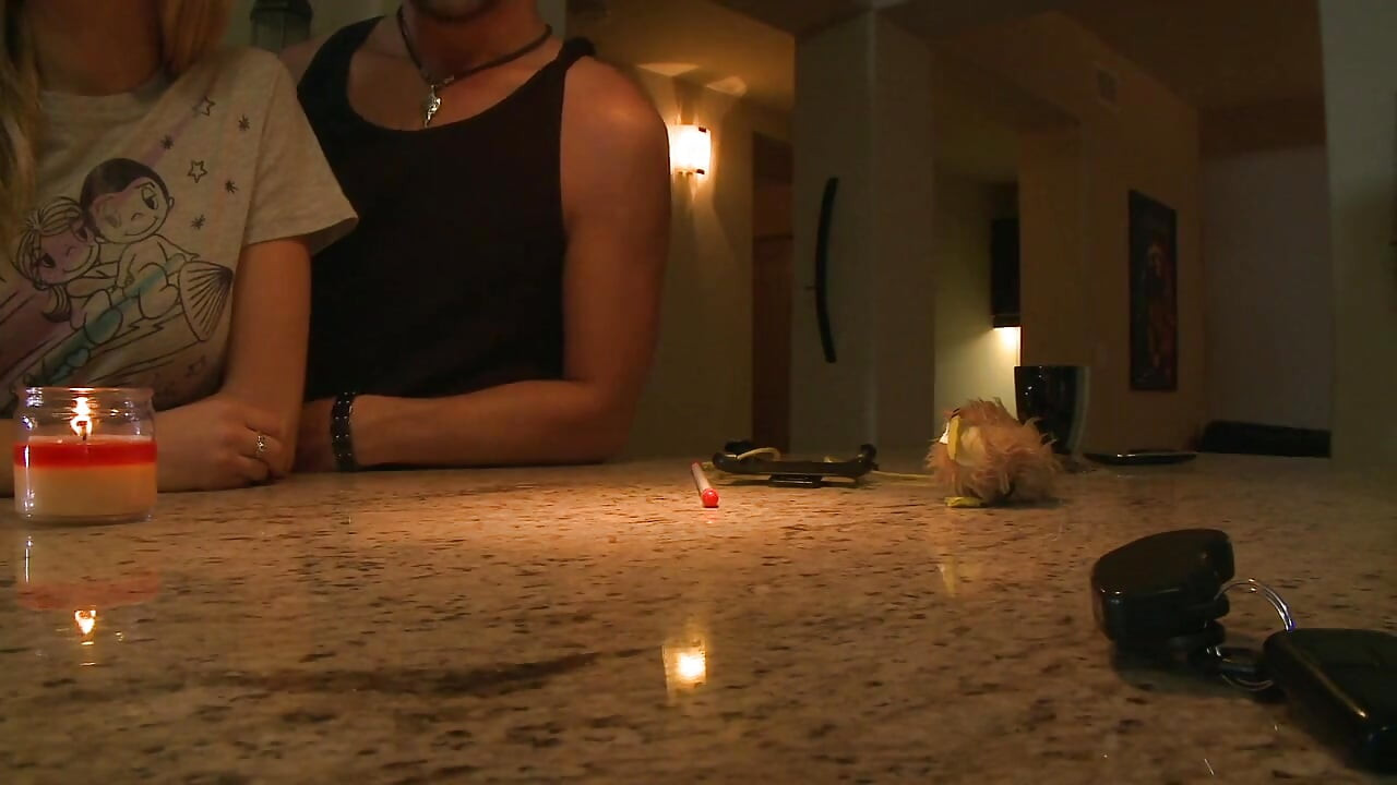 Pareja joven cachonda acaba de tener un sexo increíble en el sofá