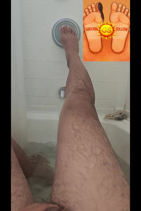 Wanking off in the tub moment 2