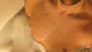 Un beau mec d'ottawa se masturbe dans une baignoire