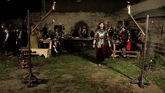 İki ateşli kız muhteşem grup seks yapıyor