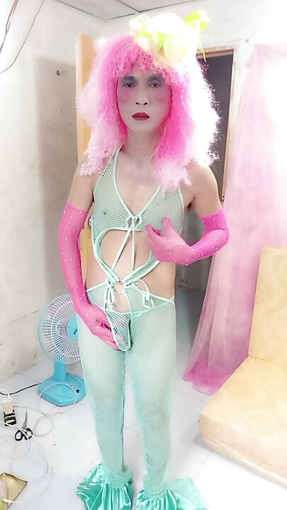 Oanh Le transgender memakai pakaian seksi dan menikmati keseronokan yang melampau.