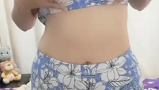 18-летняя студентка проигрывает пари и показывает мне ее сиськи