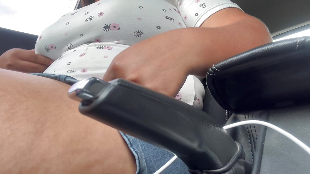 What a delicious pussy is that this sexy woman who masturbates in her car has what beautiful giant tits that she has how rich it is to see her moan