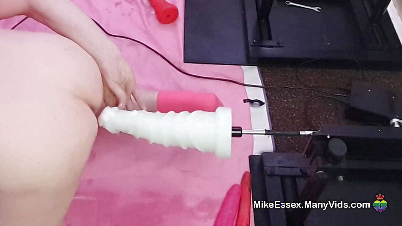 Zabava s analnim dildom s jebenom mašinom s Mikeom Essexom