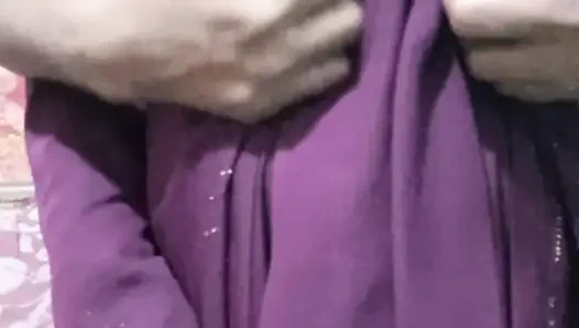 Мусульманская жена в хиджабе делает минет и трахается.