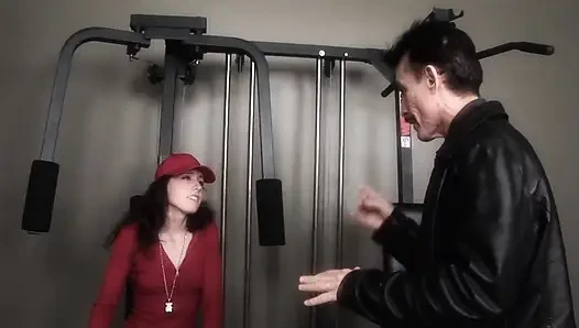 Yaşlı olgun adam bu mükemmel memeli genç sürtük kızı sikiyor