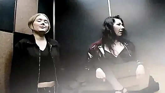 Reife lesbe mit piercing