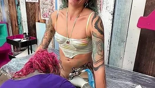 Tattoo-shop-schlampe bekommt muschi geleckt und lutscht schwanz, während sie eingefärbt wird