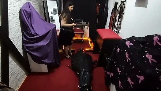 Bağlı itaatkarların göt yanaklarına ateşli ağda damlatıyor