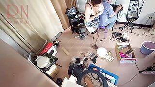 Uma empregada nua está limpando no escritório de um engenheiro de informática estúpido. câmera real no escritório. 1