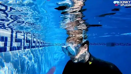 Su altında dildo sakso çekiyor - neoprene maskeli emiyor sürtük