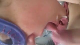 Vreemdgaande vrouw krijgt een sperma in het gezicht