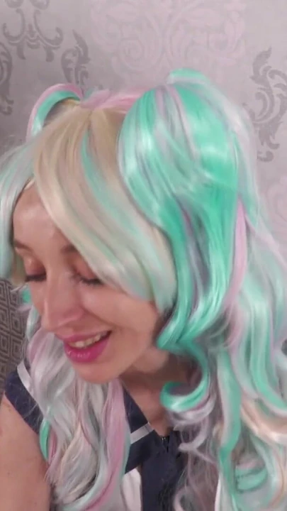 Čelistní okamžik z "Nevlastní dcera je využívána nevlastním otcem v cosplay outfitu"