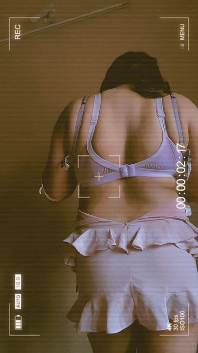 モナ・ボトム・クロスドレッサーのセクシーな曲線