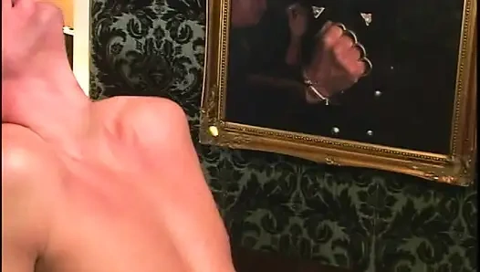 Сексуальную блондинку-шлюшку жестко трахнули все ее дырки на столе