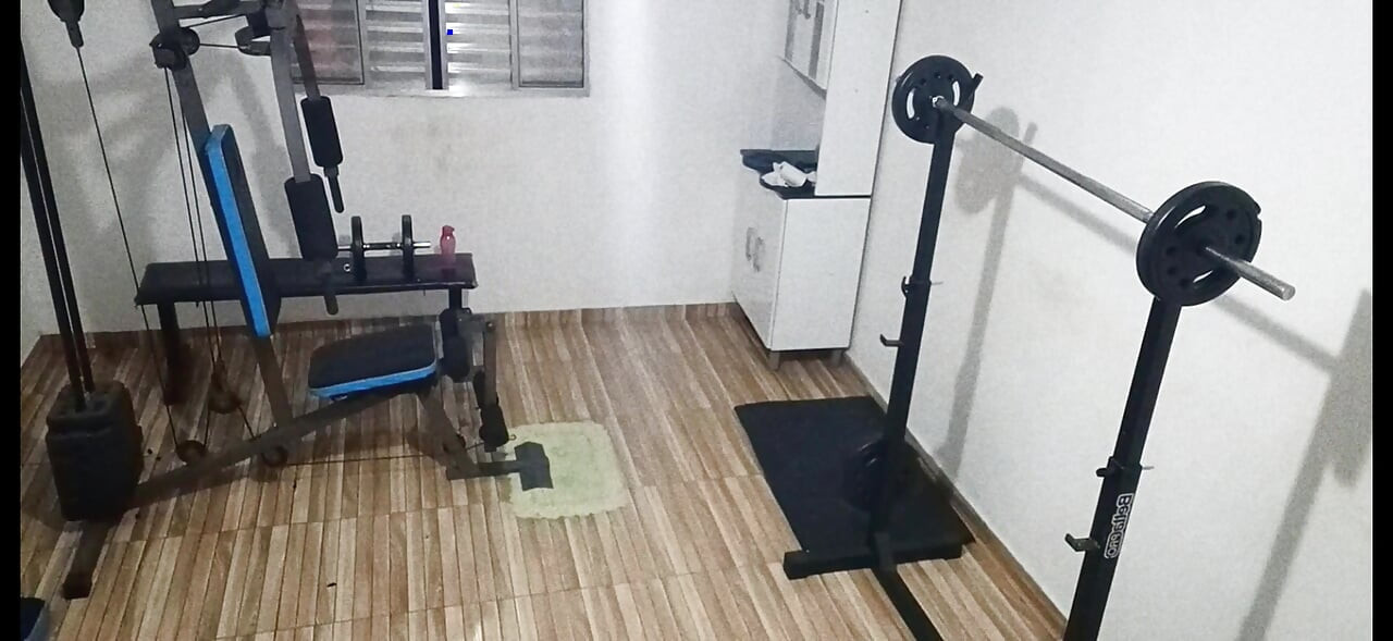 Eşi, kocasını spor salonunda arkasından aldatıyor!