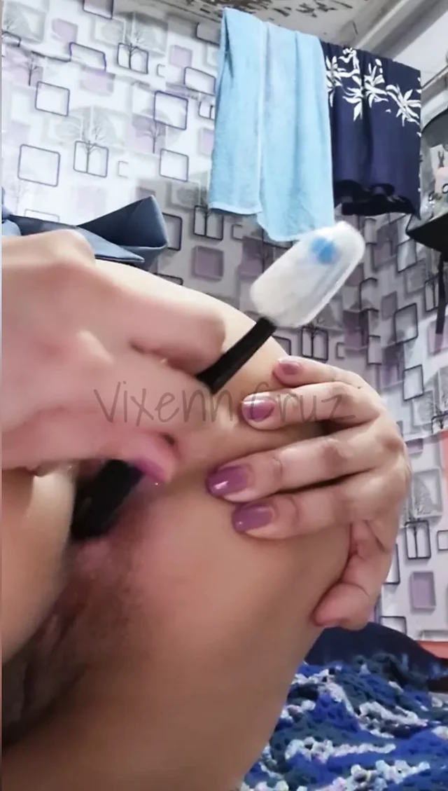 Pinay New Viral – desperately masturbates with toothbrush